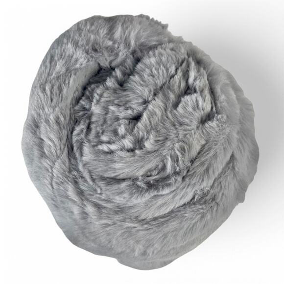 UnHide For Love Not Fur 50 x 60 inch Lil' Marshmallow Blanket Silver Fox NEW - Picture 3 of 3